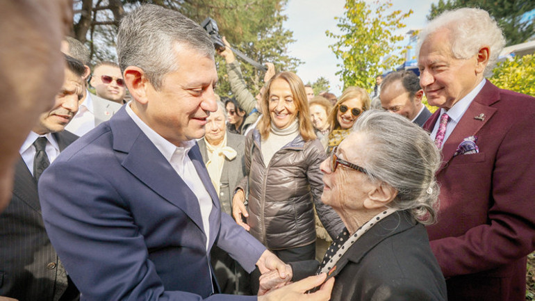 Erdal İnönü’ye ‘CHP’ rozetli anma