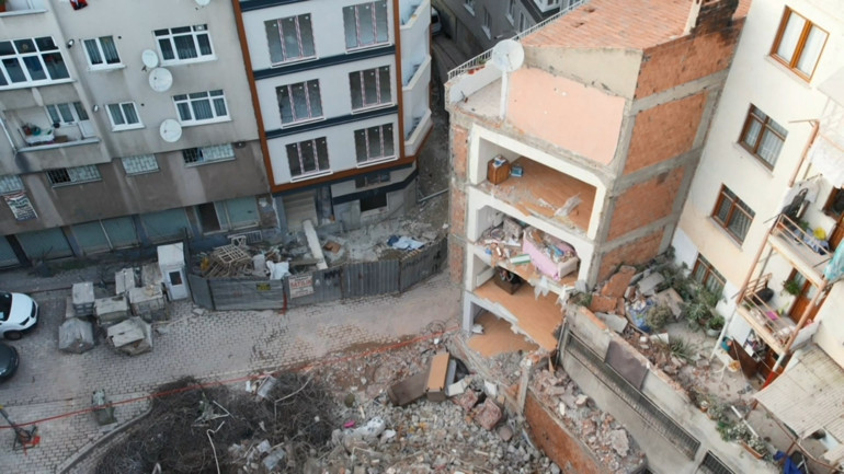 4 katlı bina yıkıldı; bitişteki apartman duvarsız kaldı Zeytinburnunda inanılmaz görüntü