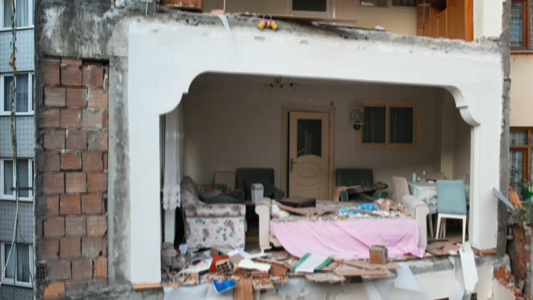 4 katlı bina yıkıldı; bitişteki apartman duvarsız kaldı Zeytinburnunda inanılmaz görüntü