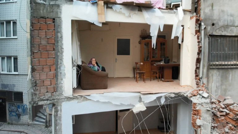 4 katlı bina yıkıldı; bitişteki apartman duvarsız kaldı Zeytinburnunda inanılmaz görüntü