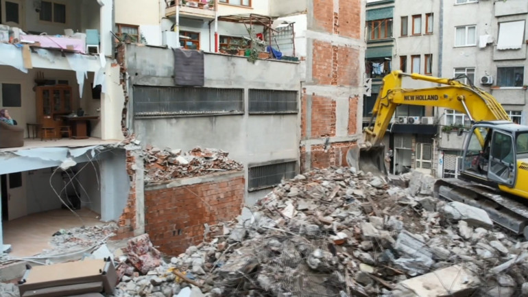 4 katlı bina yıkıldı; bitişteki apartman duvarsız kaldı Zeytinburnunda inanılmaz görüntü