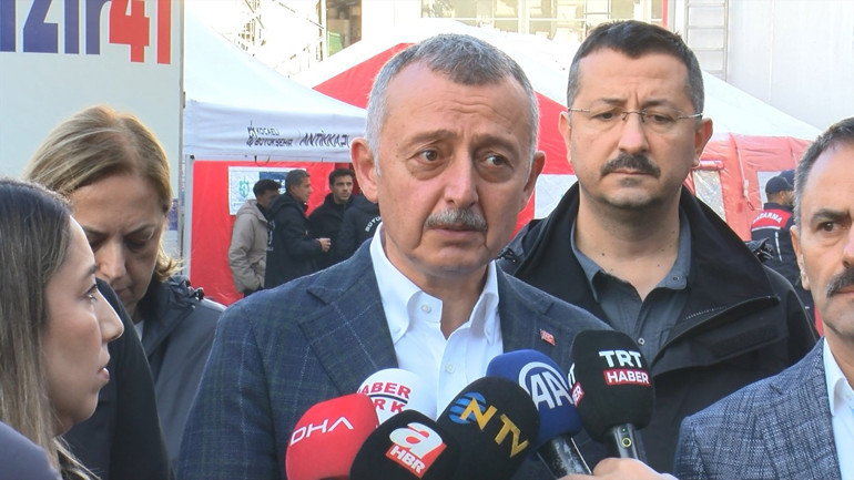 Gebzede 16 bina, 27 iş yeri ve 72 bağımsız daire boşaltıldı Bölgede ekipler inceleme yapıyor