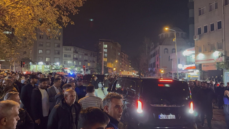 Gebzede 16 bina, 27 iş yeri ve 72 bağımsız daire boşaltıldı Bölgede ekipler inceleme yapıyor