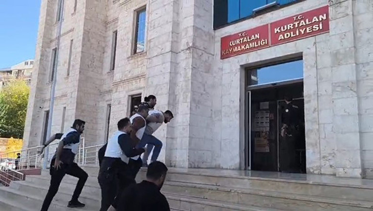 Adliyeye sevk anından görüntü