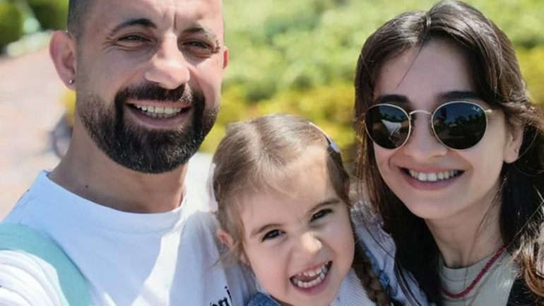 Karavan yaşamı tercih eden aile sahilde yürüyüş yapıyor