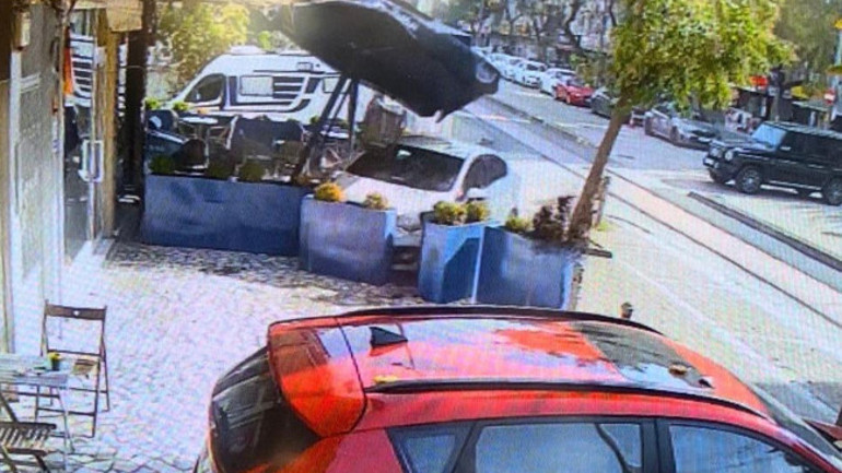 Tatlıcı dükkanına giren otomobilin görüntüsü