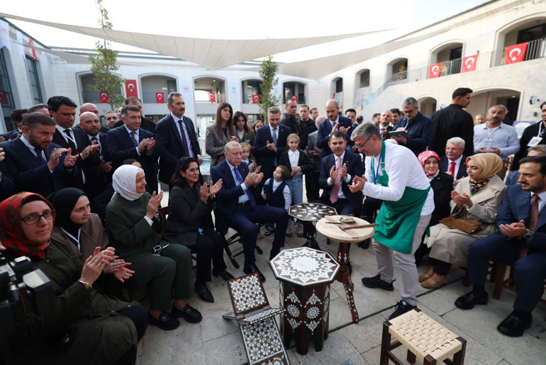 Cumhurbaşkanı Erdoğan, Atatürk Havalimanı Millet Bahçesinde Usta Eller Sanatçıları Çarşısını ziyaret etti