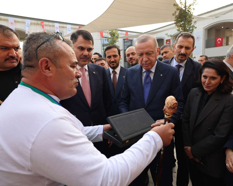 Cumhurbaşkanı Erdoğan, Atatürk Havalimanı Millet Bahçesinde Usta Eller Sanatçıları Çarşısını ziyaret etti