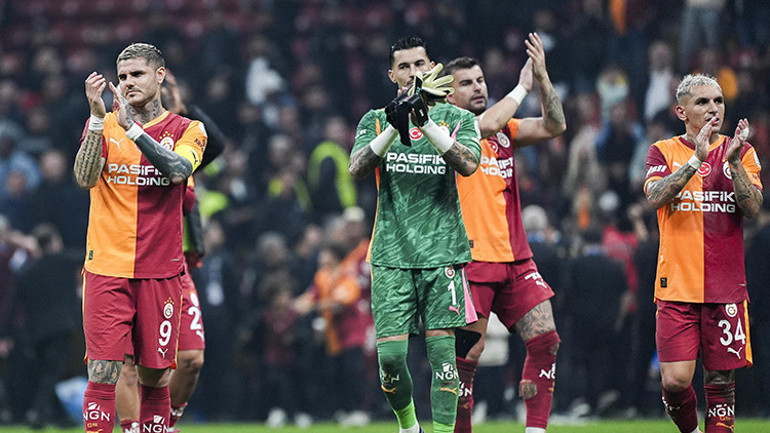 Oyuncular maç sırasında mücadele ederken