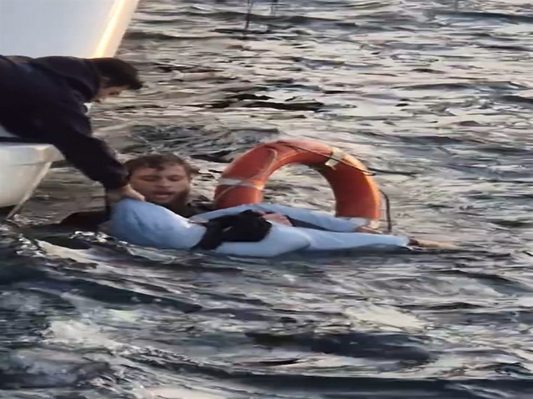 İstanbul Boğazı'nda denize düşen kadının kurtarılma anı