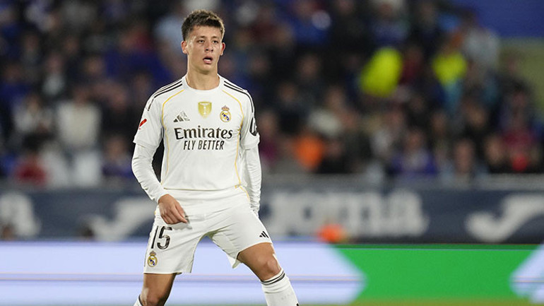 Arda Güler sahada top sürüyor