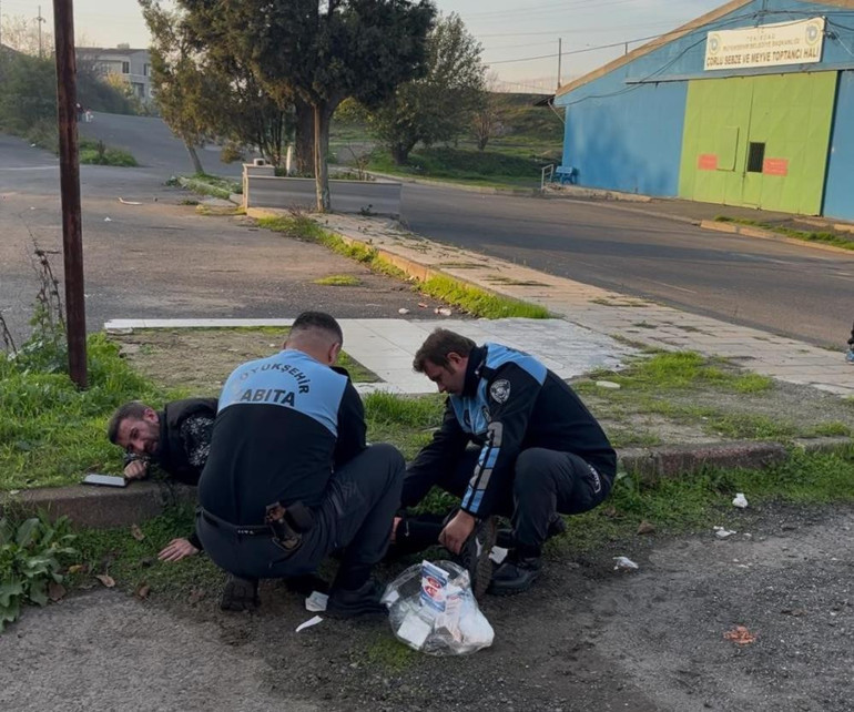 Az daha canından oluyordu... Montunu vermedi, kalça ve sırtından bıçaklandı
