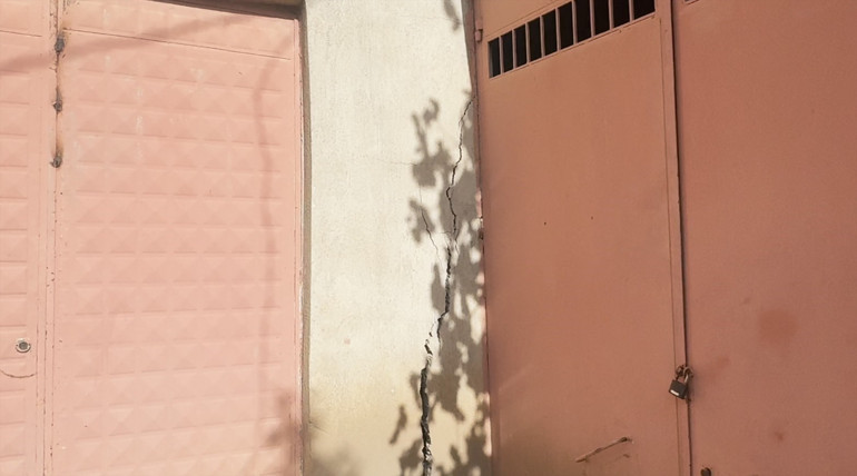 Ispartada tedirgin eden görüntü Bahçede obruklar oluştu, evde çatlaklar meydana geldi