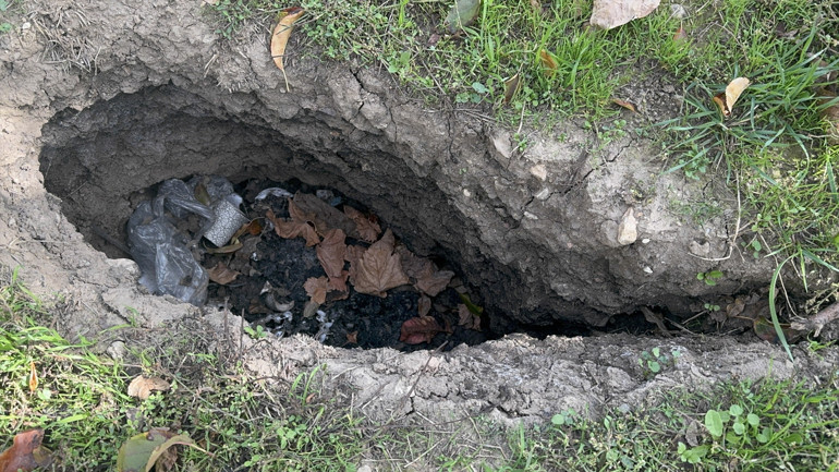 Ispartada tedirgin eden görüntü Bahçede obruklar oluştu, evde çatlaklar meydana geldi