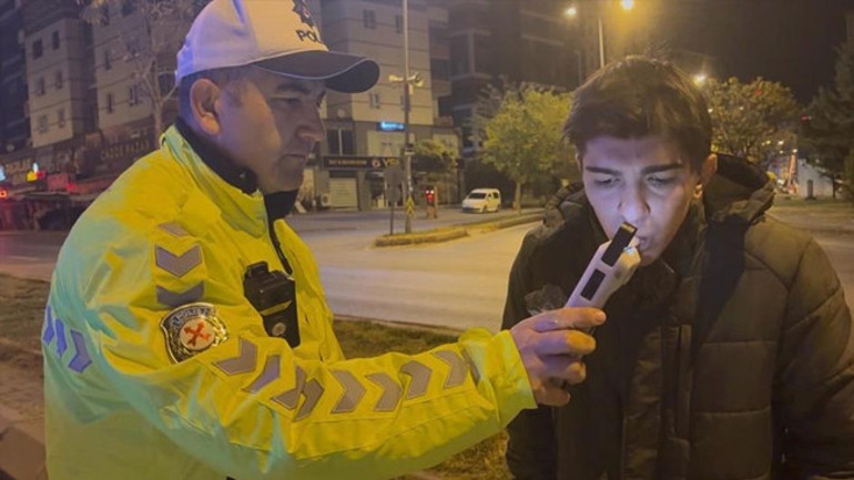 Direksiyon başında uyuyakaldı Kaza sonrası da uyumaya devam etti