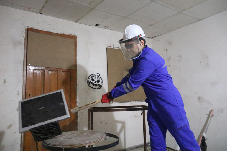 Eskişehir’de stres evine yoğun ilgi Streslerini eşya kırarak atıyorlar