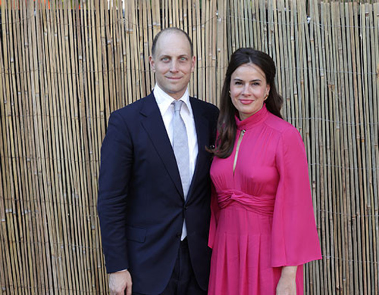 Sarayın öteki oyuncu gelini... Meghan gibi mesleğini bırakmadı, konuşup sorun çıkarmadı... Uslu uslu çocuklarını doğurup mutlu mesut yaşıyor