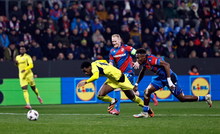 Schokkende beslissing in wedstrijd Viktoria Plzen-Fenerbahçe, VAR beoordeeld in 90+7, geen strafschop gegeven