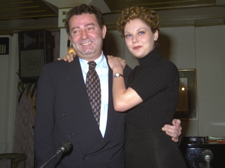 Çevremdeki insanların maskesi düştü Babamla iletişime geçiyorum...