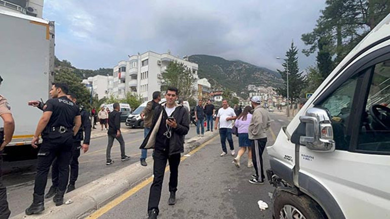 Fethiyede midibüs ile kamyon çarpıştı 22si öğrenci, 23 yaralı