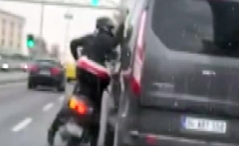 Avcılarda trafikte yumruklu kavga