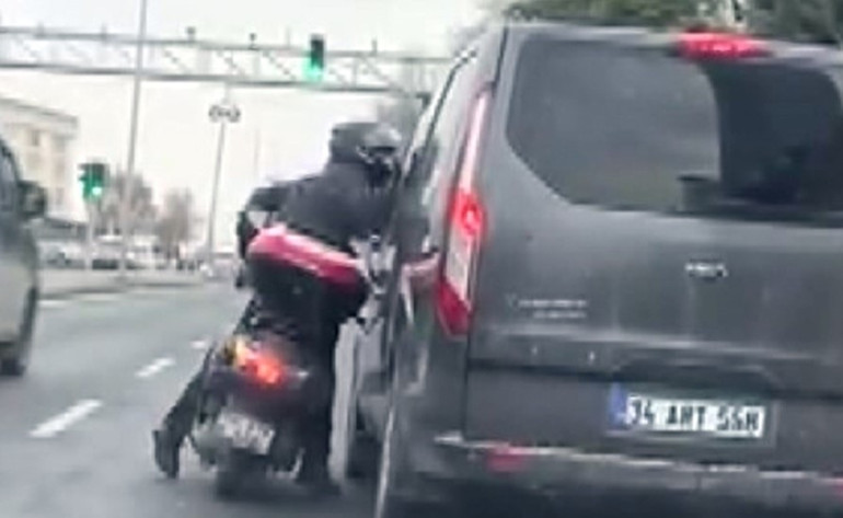 Avcılarda trafikte yumruklu kavga