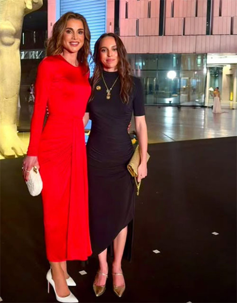 Hangi çocuğunun yanında dursa onunla yaşıt görünüyor... 32 yılda dünya değişti bir tek o aynı kaldı