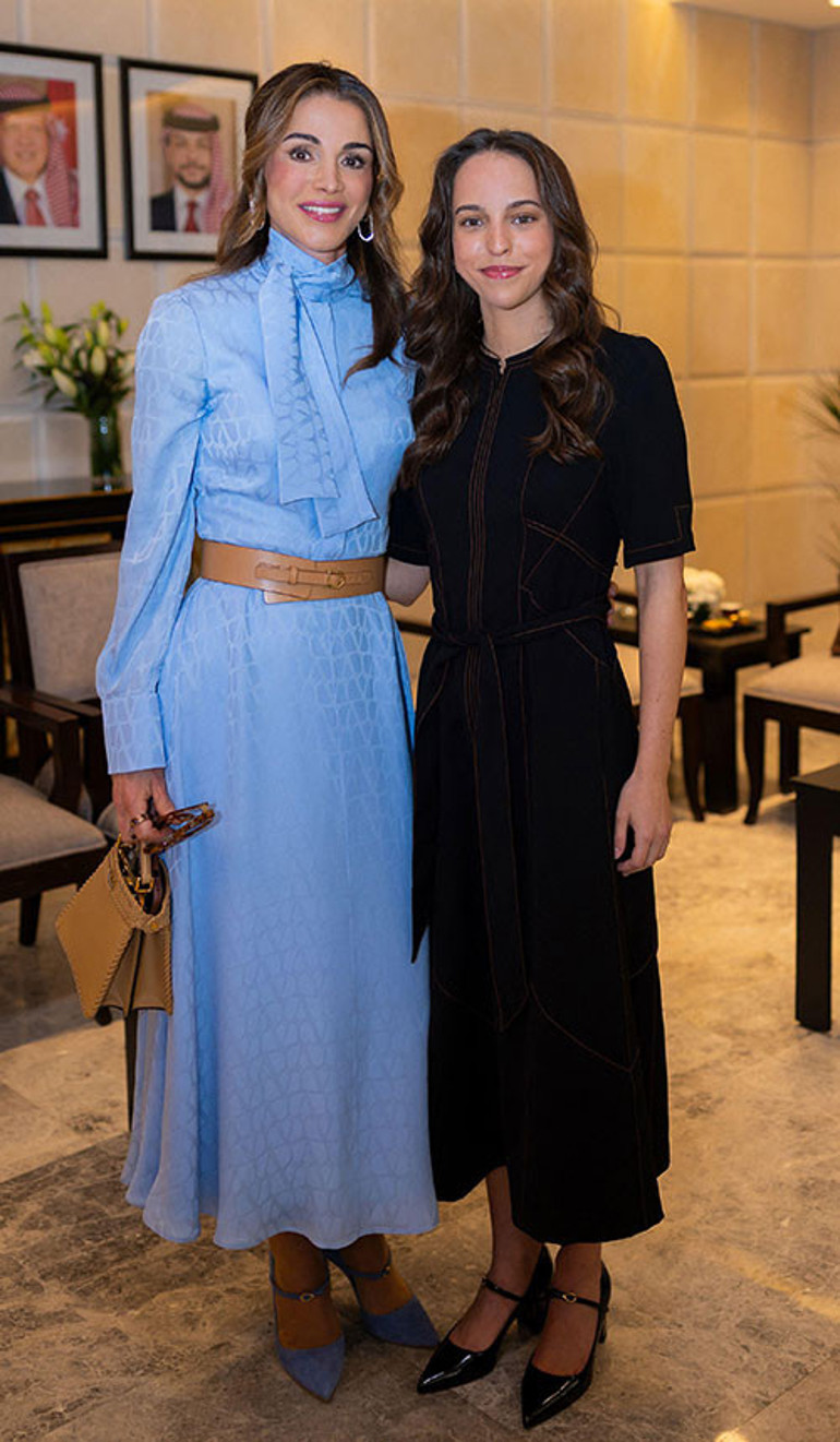 Hangi çocuğunun yanında dursa onunla yaşıt görünüyor... 32 yılda dünya değişti bir tek o aynı kaldı