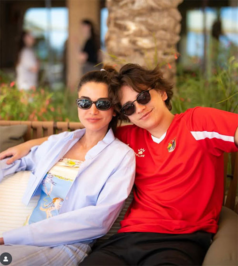 Hangi çocuğunun yanında dursa onunla yaşıt görünüyor... 32 yılda dünya değişti bir tek o aynı kaldı