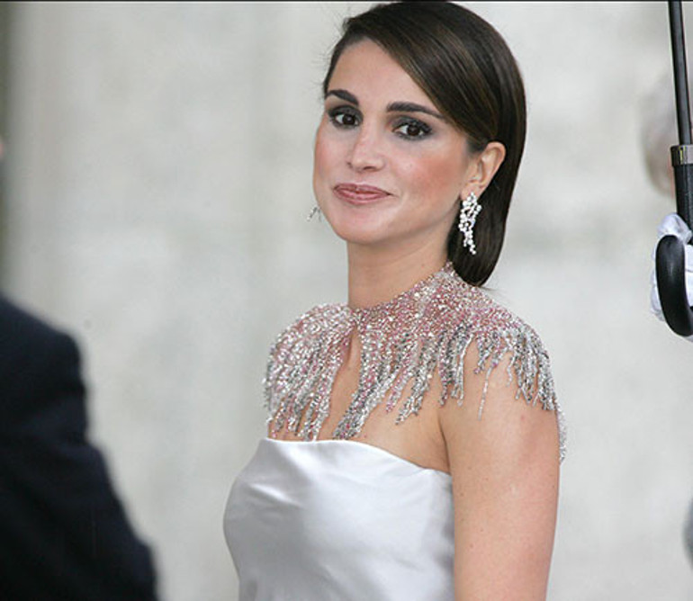 Hangi çocuğunun yanında dursa onunla yaşıt görünüyor... 32 yılda dünya değişti bir tek o aynı kaldı