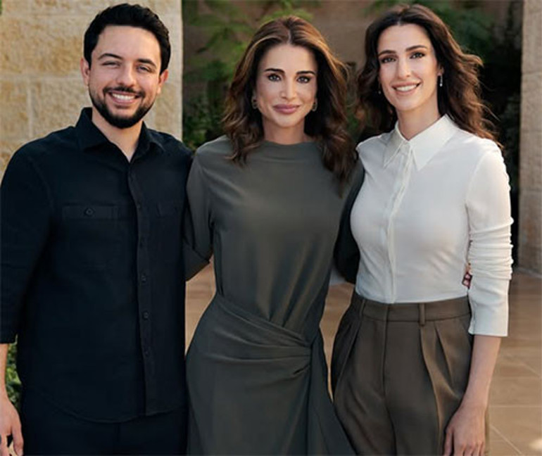 Hangi çocuğunun yanında dursa onunla yaşıt görünüyor... 32 yılda dünya değişti bir tek o aynı kaldı