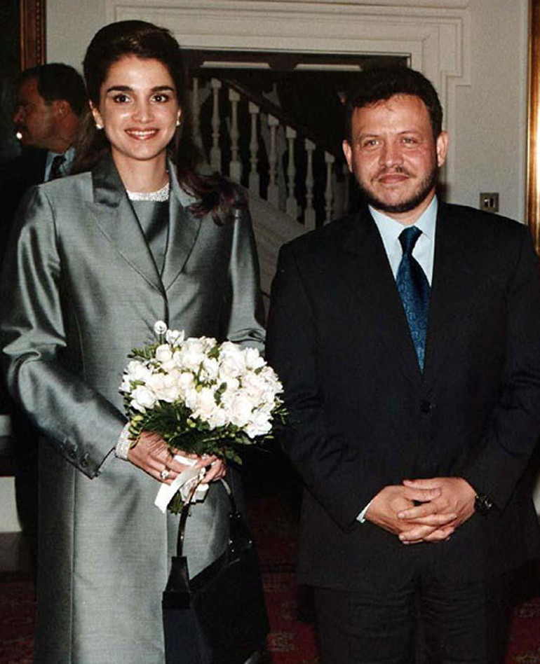 Hangi çocuğunun yanında dursa onunla yaşıt görünüyor... 32 yılda dünya değişti bir tek o aynı kaldı