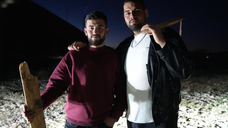 Araçlarının yanında görüntülenen yaban domuzları