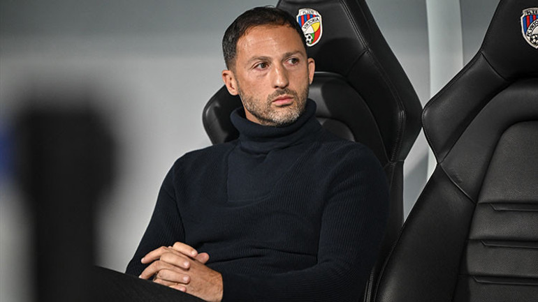 Tedesco antrenmanda oyuncularıyla talimat veriyor