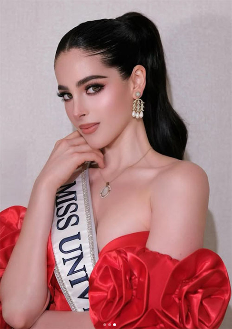 Kainat Güzeli yarışmasında gözyaşları.. Meksikalı güzeli azarlamıştı... Herkesin önünde hüngür hüngür ağladı