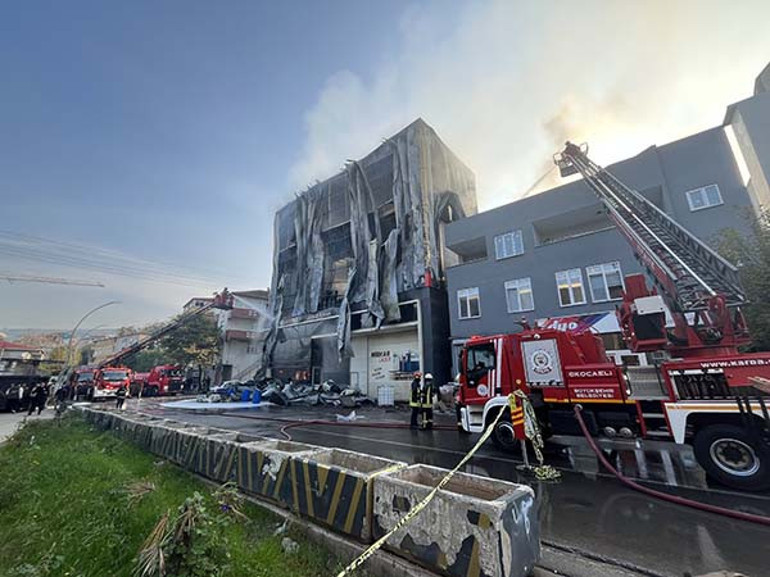 Yangın sonrası fabrikada soğutma ve inceleme çalışmaları