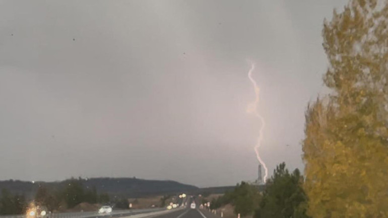 Dolu nedeniyle yollar ve çevre beyaz örtüyle kaplandı
