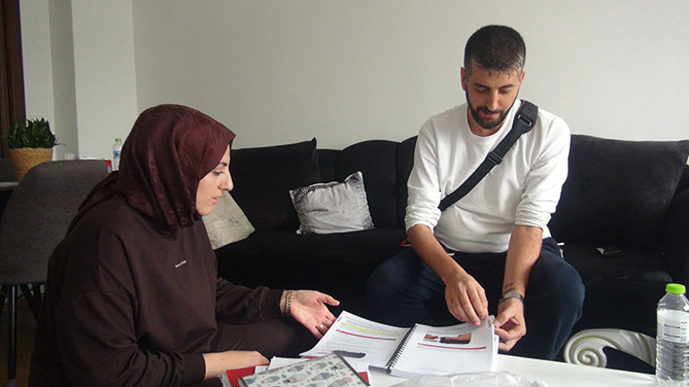 Yapay kalbe bağlı olarak çantasında taşıdığı cihaz