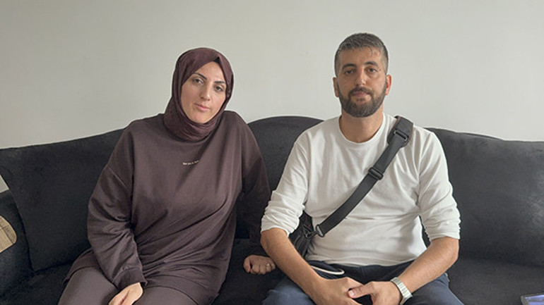 Çantasında taşıdığı yapay kalbin yazılı olduğu çanta