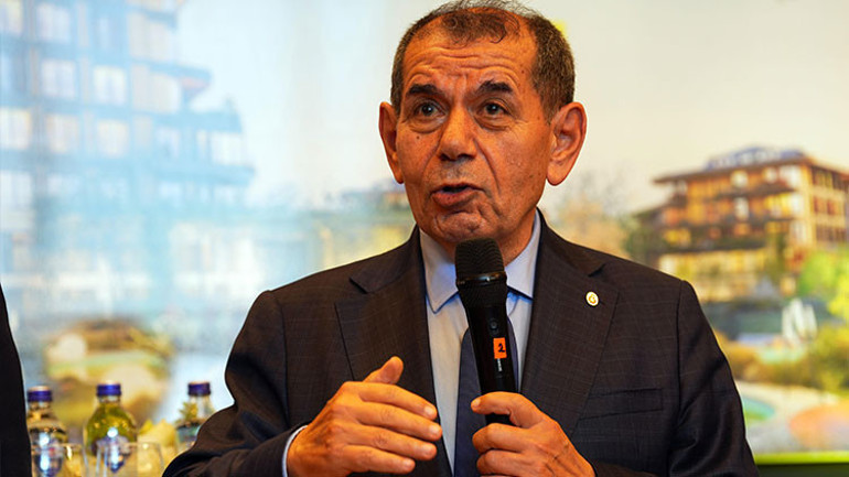 Dursun Özbek konuşma yaparken