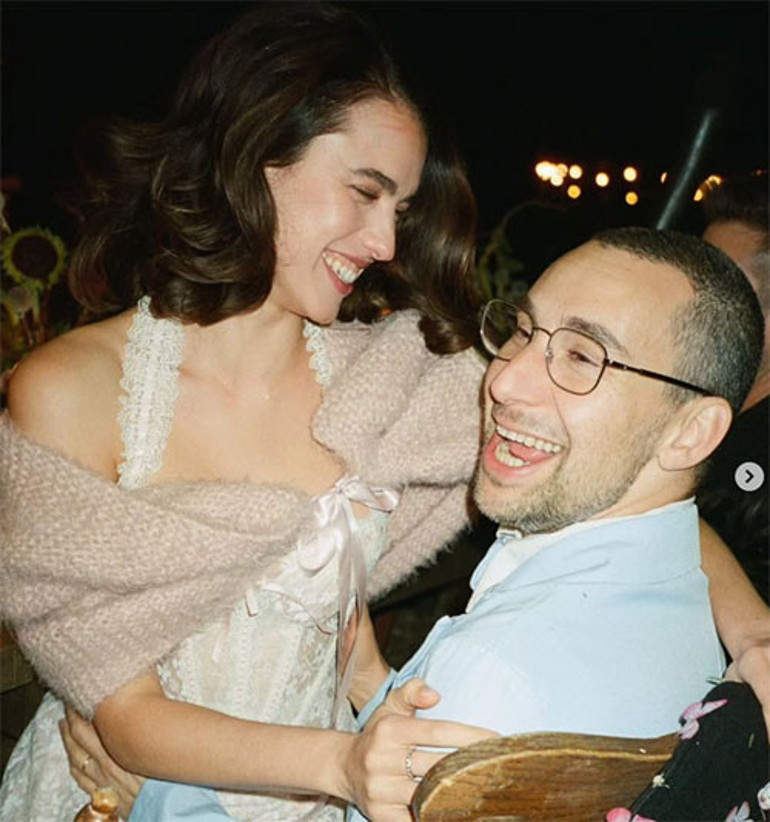 Ünlü oyuncu bir kızını daha evlendirdi: Elden düşme gelinlikle evet dedi... Bir duvakta iki aşık