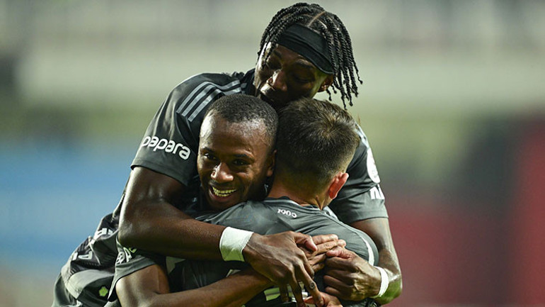 Antalyaspor - Beşiktaş maçından bir görüntü