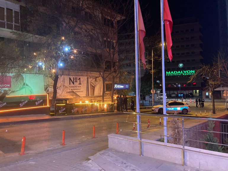 Ankara Tunus Caddesi'nde motosikletli şüphelinin ateş açma anı