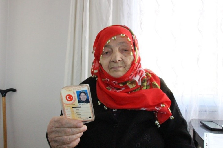 Yaşını öğrenen maşallah diyor Meryem nine yeni kimliğine kavuştu