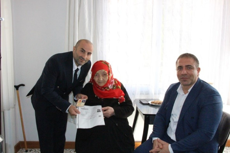 Yaşını öğrenen maşallah diyor Meryem nine yeni kimliğine kavuştu