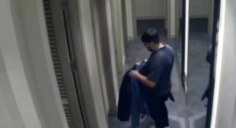 Alışveriş merkezinde deneme kabinlerinde hırsızlık anı