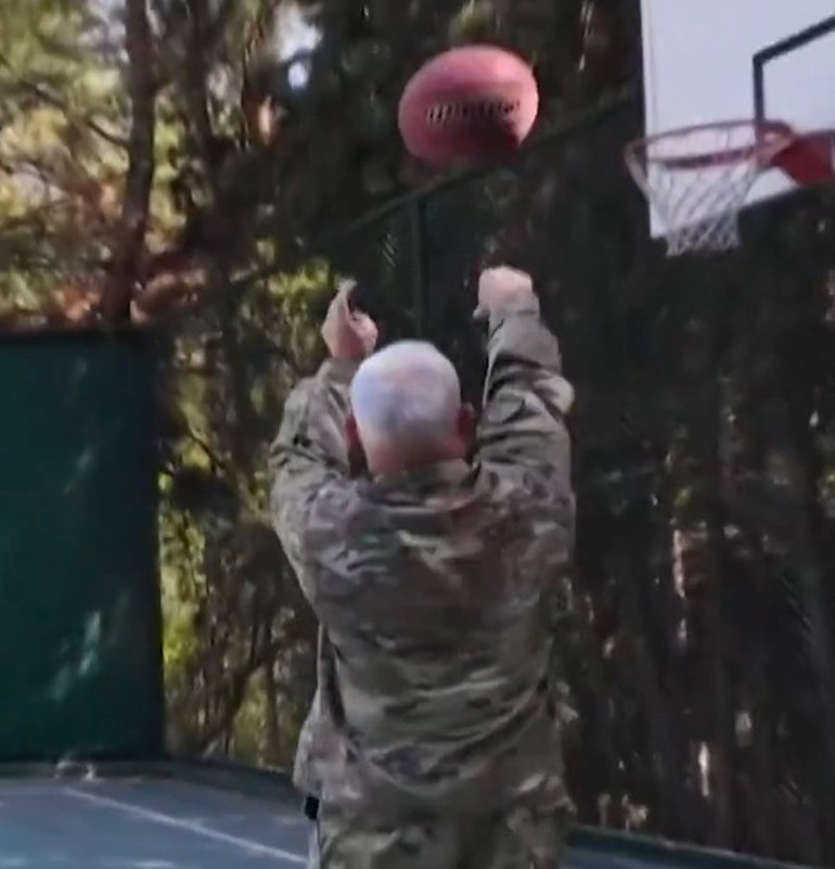 Suriye Cumhurbaşkanı Ahmed Şara, ABD’li komutanlarla basketbol oynadı