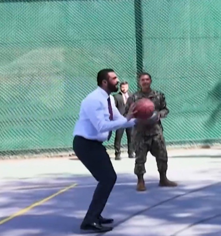 Suriye Cumhurbaşkanı Ahmed Şara, ABD’li komutanlarla basketbol oynadı