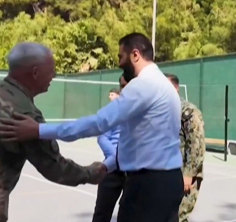 Suriye Cumhurbaşkanı Ahmed Şara, ABD’li komutanlarla basketbol oynadı