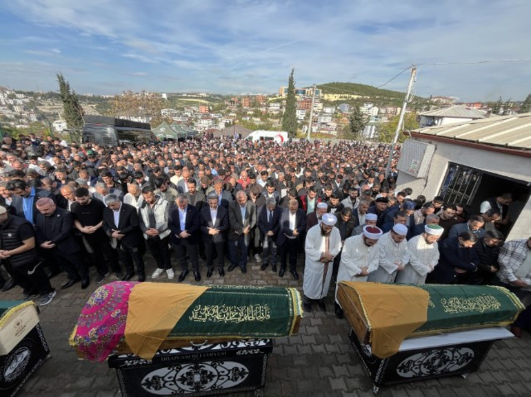 Kocaeli faciasında 6 kişi toprağa verildi | Cenazede yürek yakan detay: Tabutların üzerine örttüler